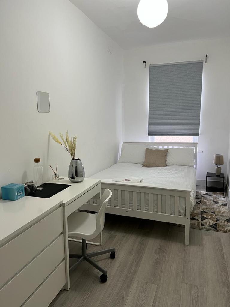 Comfortable Double Bed Located Near City Centre, Suitable For Contractors Health Care Professionals Or Long Business Stays In Coventry Or Delightful Holidays In Coventry Or Within The West Midlands Area Free Wifi Tea And Coffee Provided Extérieur photo