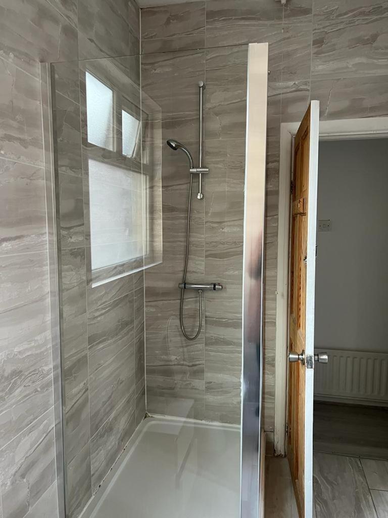 Comfortable Double Bed Located Near City Centre, Suitable For Contractors Health Care Professionals Or Long Business Stays In Coventry Or Delightful Holidays In Coventry Or Within The West Midlands Area Free Wifi Tea And Coffee Provided Extérieur photo